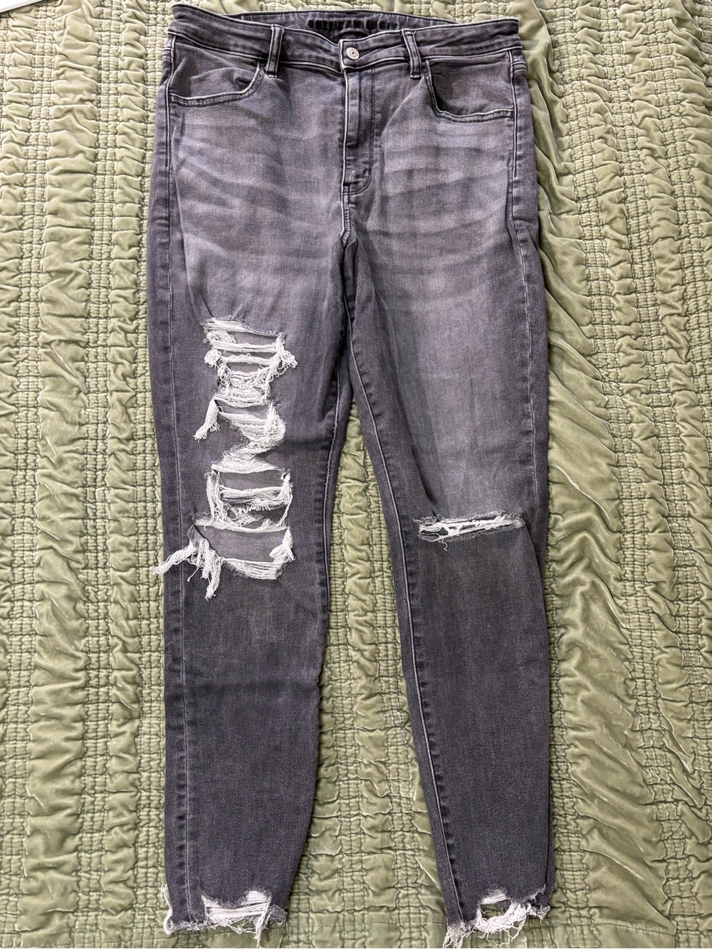 American Eagle distressed jegging